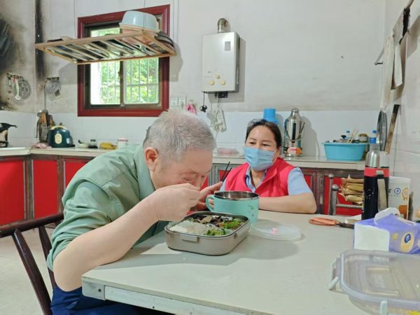 正好配资 青山铺镇: 多措并举守护农村留守老人“舌尖上的幸福”