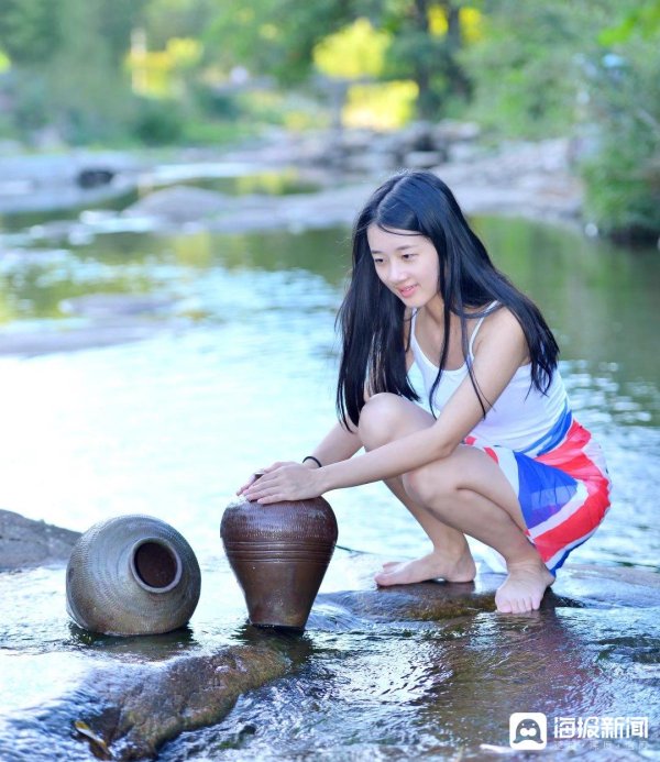 博远配资 樱下读《论语》老师镜头下的诗意哲思与东方美学