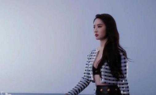 蓝乔配资 刘亦菲内衣照被骂上热搜：她的胸，碍了谁的眼？