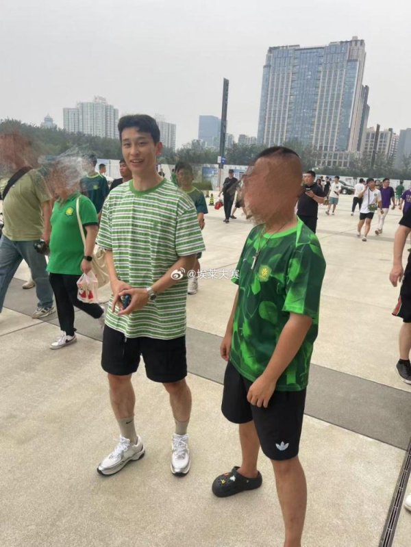 九融配资端 为老东家加油！巴顿抵达工体现场观战国安vs申花