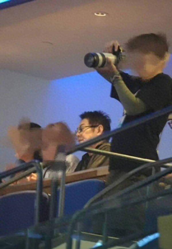 宏益配资 李连杰现身张艺兴演唱会 术后身体恢复良好